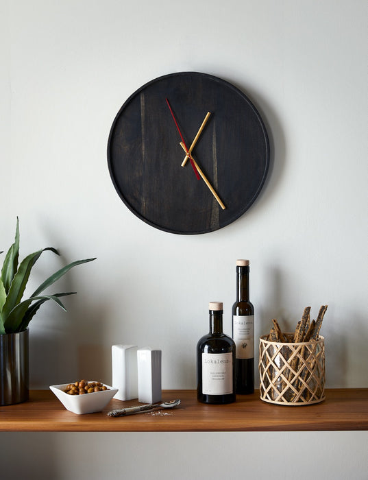 Secundo Black seinäkello